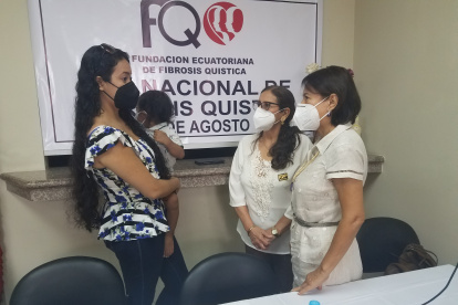 Grace Solano, madre de un paciente infantil, dialoga con Isabel Franco y Mariana Martínez, de la Fundación Nacional de Fibrosis Quística en la sede de la entidad.
