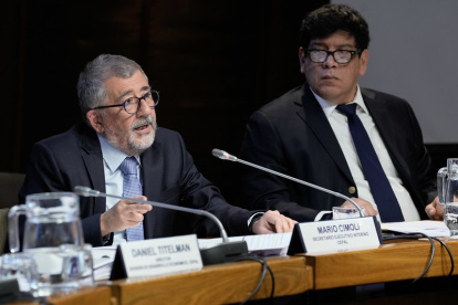 Mario Cimoli (izquierda), secretario Ejecutivo Interino de la Comisión Económica para América Latina y el Caribe (Cepal).
