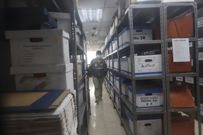 Escena. Un agente fiscal recorre las instalaciones de las bodegas de la Superintendencia de Compañías recopilando información.