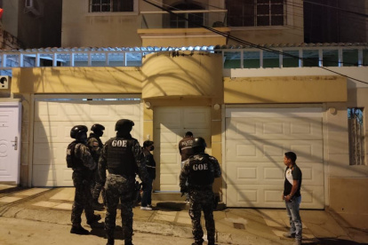 Diligencias. Miembros de las unidades tácticas de la Policía en uno de los allanamientos efectuados.