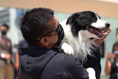 El entrenador de perros Edgar Martínez, abraza a su mascota Orly durante una manifestación contra el maltrato animal hoy, en estado de Querétaro (México).