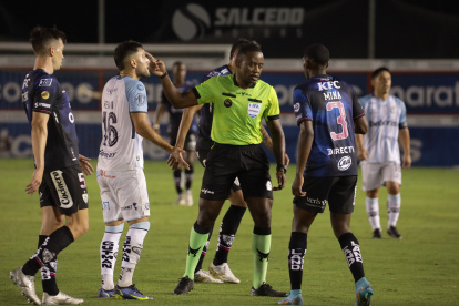 Los árbitros volvieron a pitar en la LigaPro el pasado lunes.