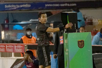 Álex Cajas, árbitro ecuatoriano, revisa una acción en el VAR antes de ser agredido por Héctor Lautaro Chiriboga.