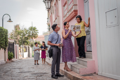 Actividad.- Los testigos de Jehová se caracterizan por llevar el mensaje bíblico de casa en casa.