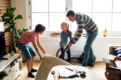 Un padre arreglando la casa junto a sus hijos.