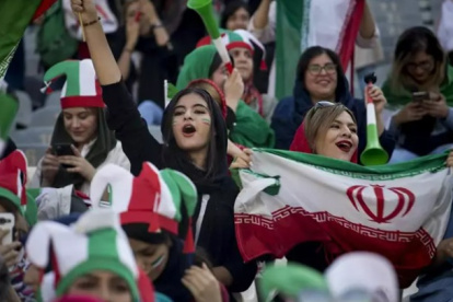 Las mujeres asisten por primera vez desde la Revolución a un partido de fútbol en Teherán