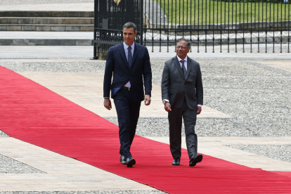 El presidente del gobierno de España, Pedro Sánchez (i), junto al presidente de Colombia, Gustavo Petro, asiste a una ceremonia de honores militares hoy, en Bogotá (Colombia).