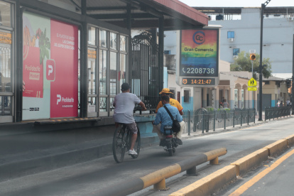 Entre las principales imprudencias está el ir por vías rápidas, junto a los carros, o invadir el carril exclusivo para los buses de la Metrovía.