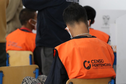 Vista de personas mientras participan durante el inicio del censo penitenciario hoy en la cárcel de Tulcán, capital de la norteña provincia de Carchi (Ecuador).