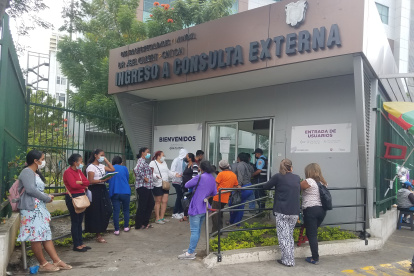 Usuarios esperan su turno para ingresar al Hospital Abel Gilbert, del Ministerio de Salud Pública, en Guayaquil.