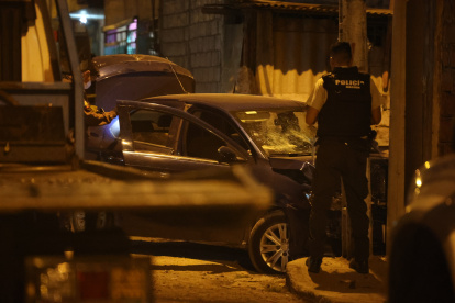 El vehículo en el que se movilizaba el detenido quedó severamente dañado en la parte delantera.