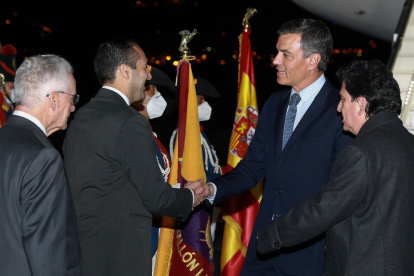 Fotografía cedida por la Cancillería de Ecuador de su canciller Juan Carlos Holguín saludando al presidente del Gobierno de España Pedro Sánchez