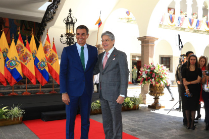 El presidente de Ecuador, Guillermo Lasso, recibe al presidente del Gobierno de España, Pedro Sánchez, hoy, en el Palacio de Gobierno, en Quito (Ecuador). Sánchez se encuentra en una visita oficial de un día en Ecuador.