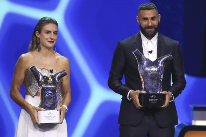 La jugadora del Barcelona Alexia Putellas (L) y el jugador del Real Madrid el francés Karim Benzema (R) posan con sus premios a los mejores jugadores de Europa.