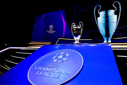 El trofeo de la Liga de Campeones visto en el escenario antes del sorteo de la fase de grupos de la Liga de Campeones de la UEFA 2022/23 en Estambul, Turquía, el 25 de agosto de 2022.