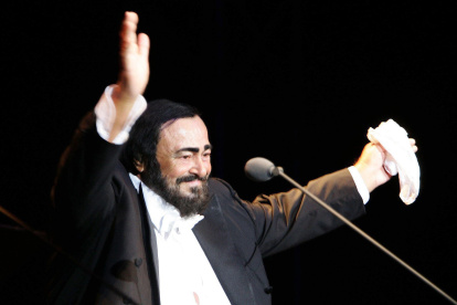 Fotografía de archivo en la que se registró al legendario tenor italiano Luciano Pavarotti, en Hamburgo (Alemania).