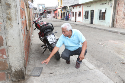 Queja. La ciudadanía se queja del mal servicio que reciben de agua, a pesar de las conexiones que tienen y sin medidores.