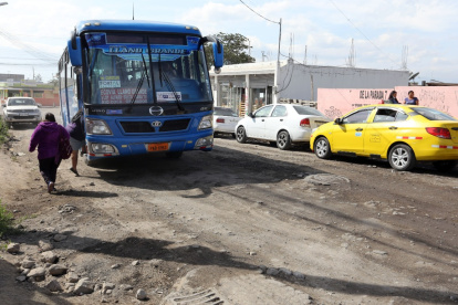 1. Dañado. Más de 3 kilómetros lucen destruidos y ocasionan dificultad en la circulación