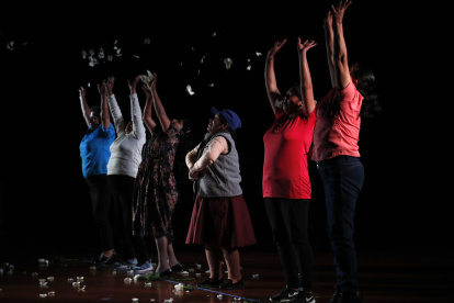 Intérpretes presentan la "Danza para los que no están" el 23 de agosto de 2022, en el "Lugar de la Memoria" (LUM) en Lima (Perú). Teófila Ochoa es una de las miles de peruanas que, décadas después del conflicto armado interno (1990-2000), sigue buscando justicia y reparación por la muerte de sus familiares. La suya es una incesante lucha que plasma en una danza comunitaria junto a otras mujeres que perdieron a sus seres queridos. EFE/ Paolo Aguilar