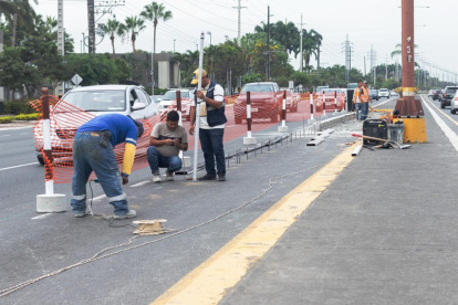 Vía. Los trabajos se realizan en el kilómetro 7,6 de la vía a Samborondón