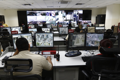 FUNCIONARIOS FRENTE A LAS PANTALLAS DEL CENTRO DE MONITOREO DE LAS CÁMARAS DE SEGURIDAD INSTALADAS EN LA CIUDAD |
Vigilancia. Según Ministerio de Gobierno aún se debe estudiar la propuesta y será revisada en próximas citas.