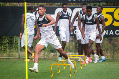 Jonathan Perlaza (i), volante de Barcelona, será titular este sábado ante Liga de Quito.