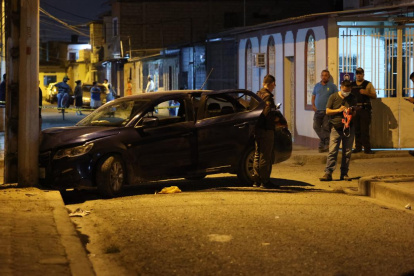 El carro en donde iba uno de los sospechosos se estrelló contra un poste de alumbrado público.