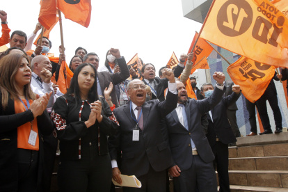 El presidente encargado, Enrique Chávez (c), junto con militante y legisladores del partido.