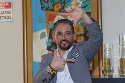 Leonardo se ha desempeñado también como publicista y diseñador gráfico.