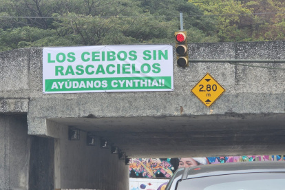 El letrero fue colocado en el viaducto a la salida de la ciudadela Los Ceibos.