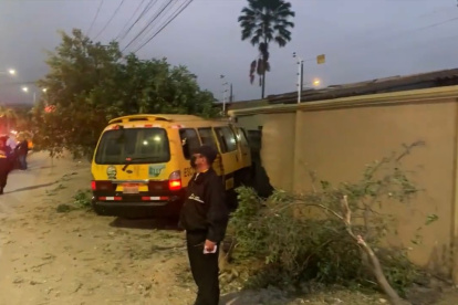 Bus escolar choca contra muro trasero de casa en La Joya