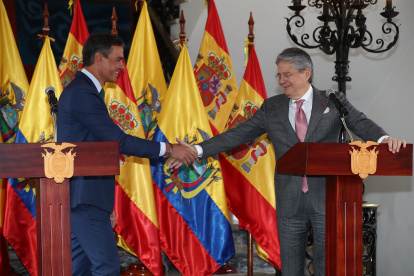 El presidente de Ecuador, Guillermo Lasso, y el presidente del Gobierno de España, Pedro Sánchez, estrechan sus manos durante una declaración conjunta a la prensa, el 25 de agosto de 2022, en el Palacio de Gobierno, en Quito (Ecuador).