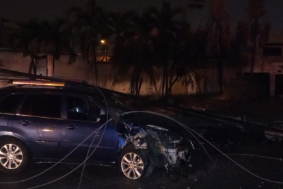 El carro desprendió uno de los postes.