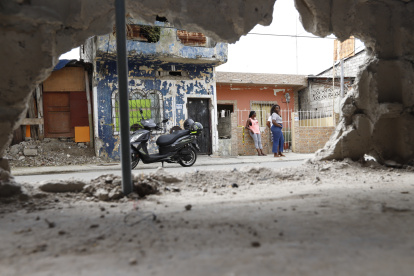 Las familias se sienten preocupadas y tristes al no saber qué pasará con sus viviendas, ahora destruidas.