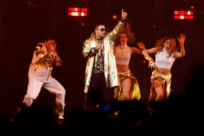 Fotografía de archivo en la que se registró al reguetonero puertorriqueño Daddy Yankee, durante un concierto, en el Coliseo de San Juan (Puerto Rico).