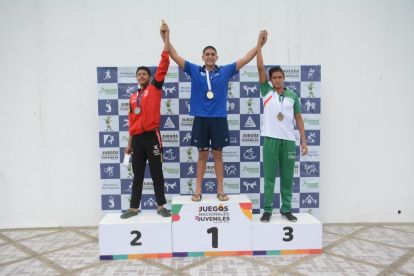 Mario Granizo, en los más alto del podio, en los Juegos Prejuveniles de Manabí.