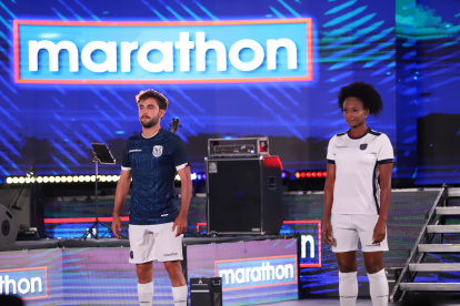 La camiseta azul de la selección ecuatoriana (i) es la que arrancó los mejores comentarios de los aficionados.