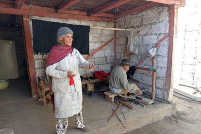 Tradición. Delfina y Pedro, mientras se ocupan en armar una de las apreciadas prendas.