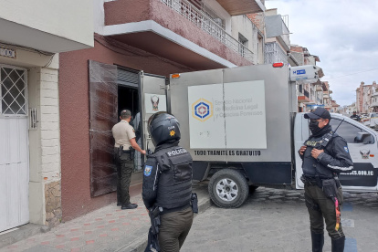 El cadáver fue encontrado el pasado 25 de agosto, los uniformados aparecieron en los videos de seguridad.