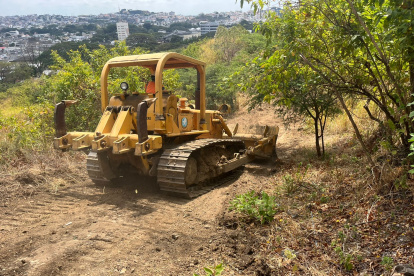 Se realizó el aplanamiento con maquinaria pesada, y el retiro de vegetación del área.