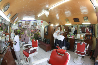 Uniforme. En ambas peluquerías sus barberos utilizan mandiles blancos, como en la época colonial solían usar los profesionales del cabello.