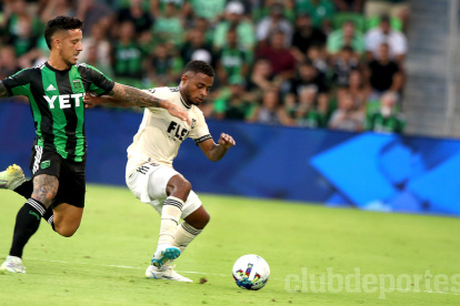 Diego Palacios (d), lateral de LAFC, en el duelo ante Austin FC.