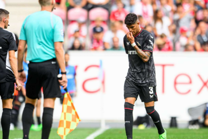 Piero Hincapié, defensa del Leverkusen, deja la cancha al ser expulsado.