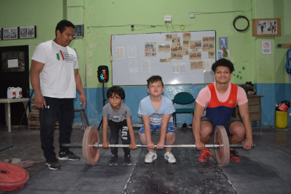 Eduardo Guadamud, entrenador de pesas, con sus hijos, Eduardo, Cristhian y Juan David.