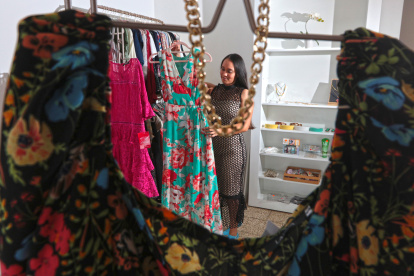 Pese a ser ropa de segunda mano, los compradores aseguran que es ropa en tendencia.