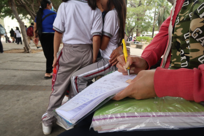 Unos padres acuden a los planteles para realizar la contribución, mientras que otros no pueden hacerlo.