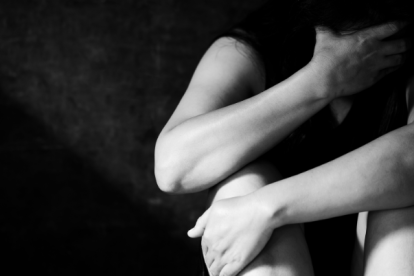 Referencial. La mujer aprovechó un descuido de su agresor y se arrojó del vehículo.