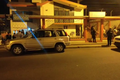 Al lugar, llegaron familiares de la mujer quienes protagonizaron escenas de dolor pero no quisieron pronunciarse al respecto de lo sucedido