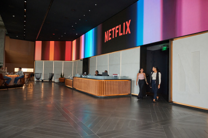 Fotografía cedida por Netflix donde se aprecia la sala de recepción de su sede en Los Ángeles, California (Estados Unidos).
