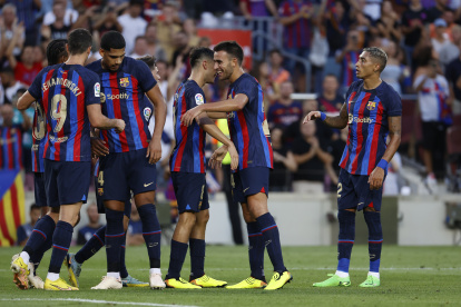 Los jugadores del FC. Barcelona celebran luego de vencer con goleada al Real Valladolid.
